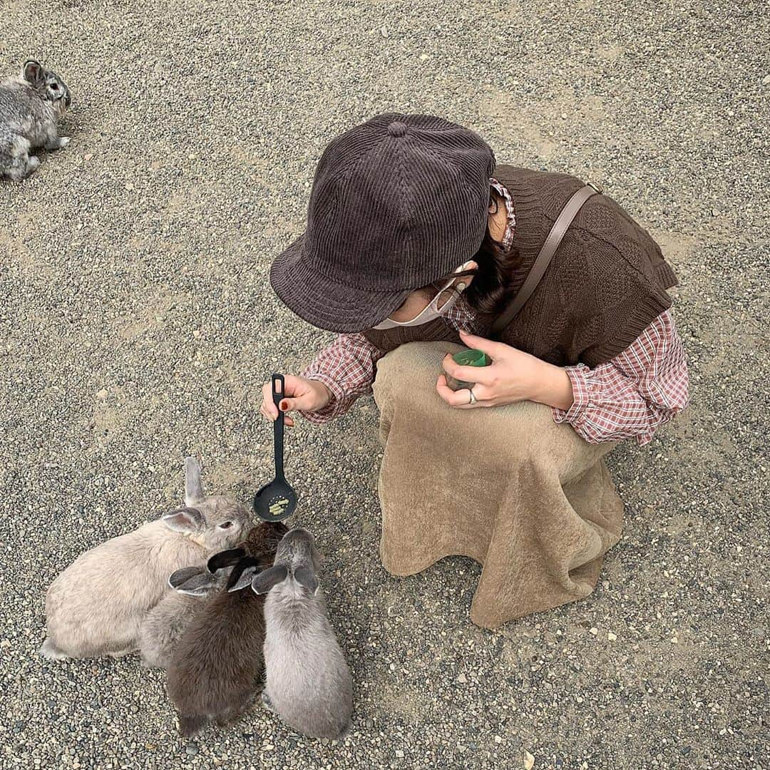 きりまるさんのインスタグラム写真 - (きりまるInstagram)「. . このまえ全身エヘカコーデで 動物さんとふれあいに行ったら ヤギ使いみたいになった🐑🦙🐇🐐  そんで見事に ほぼ半目。おめでとう👏🏻👏🏻 ここまでの半目率なかなかおらんやろ  安定のくもりで 安定のアプリの力で晴れさせました👏🏻 (さいごの写真) PICNICってアプリ！無限に晴れさせれる。笑 . .」9月25日 22時26分 - kirimaruuu