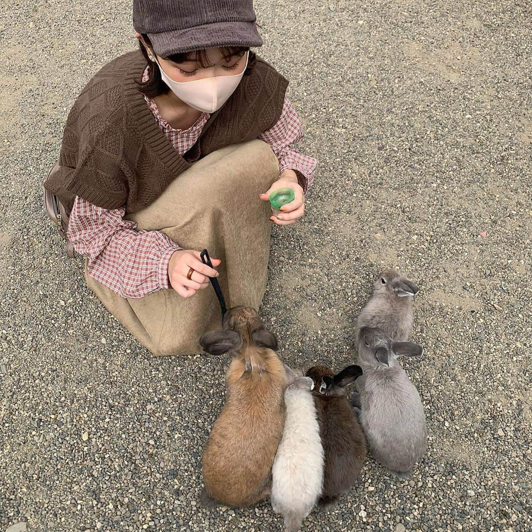 きりまるさんのインスタグラム写真 - (きりまるInstagram)「. . このまえ全身エヘカコーデで 動物さんとふれあいに行ったら ヤギ使いみたいになった🐑🦙🐇🐐  そんで見事に ほぼ半目。おめでとう👏🏻👏🏻 ここまでの半目率なかなかおらんやろ  安定のくもりで 安定のアプリの力で晴れさせました👏🏻 (さいごの写真) PICNICってアプリ！無限に晴れさせれる。笑 . .」9月25日 22時26分 - kirimaruuu