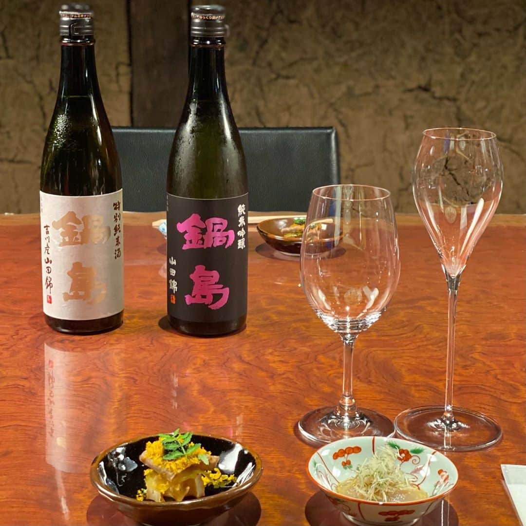 林信行のインスタグラム：「酒蔵での素敵な試飲会。 楽しみなオーベルジュ。 The manufacturer of Sake #Nabeshima , Fukuchiyo Shuzo will opens their auberge in the beautiful town of Kashima, Saga prefecture, Japan. This will be one of the sites @MarcoMassorotto (and other Sake fans need to visit)!  自分たちの作った酒を本当に楽しんでくれる店だけを吟味して特約店に売り販売していく。 銘酒「 #鍋島 」を作る富久千代酒造は大正の終わりに創業。まだ若い酒蔵ながら、この銘を立ち上げわずか３年のうちに２００２年国際酒祭りの純米酒部門で見事、日本一に輝き、2011年には｢インターナショナル・ワイン・チャレンジ (IWC)｣で「大吟醸｣が日本酒部門の最優秀賞｢チャンピオン・ サケ｣に選ばれた。 富久千代酒造では、その酒造り同様に客づくりにも丁寧に取り込んできたという。  その冨久千代酒造が、酒蔵を構える重要伝統的建造物保存地区、備前浜宿の街並みに新たにオーベルジュをオープンするという。シェフは和食とフレンチの星付きレストランで腕を振るった若きシェフ、西村卓馬。今日、その彼が出張に出かける前の15分で挨拶をし、我々のために作ってくれたアミューズ２品の解説を受け、その後、代表取締役の飯森直輝…理絵さんの酌で、蔵の奥に作られた特別な試飲室にてペアリングを楽しんだ。  今年の春には完成予定だったオーベルジュは、コロナ禍で建材が調達できず、１年オープンが遅れることになった。景観地区に作られた茅葺き屋根の建物は、数少なく予約が立て込んでいる大分県日田市の茅葺き職人にお願いして美しく作り込んでいる。 来年、オープンしたら、きっと佐賀県鹿島市の新たな名所として世界の酒好きを魅了するはず。 来春を楽しみに待ちたい。」