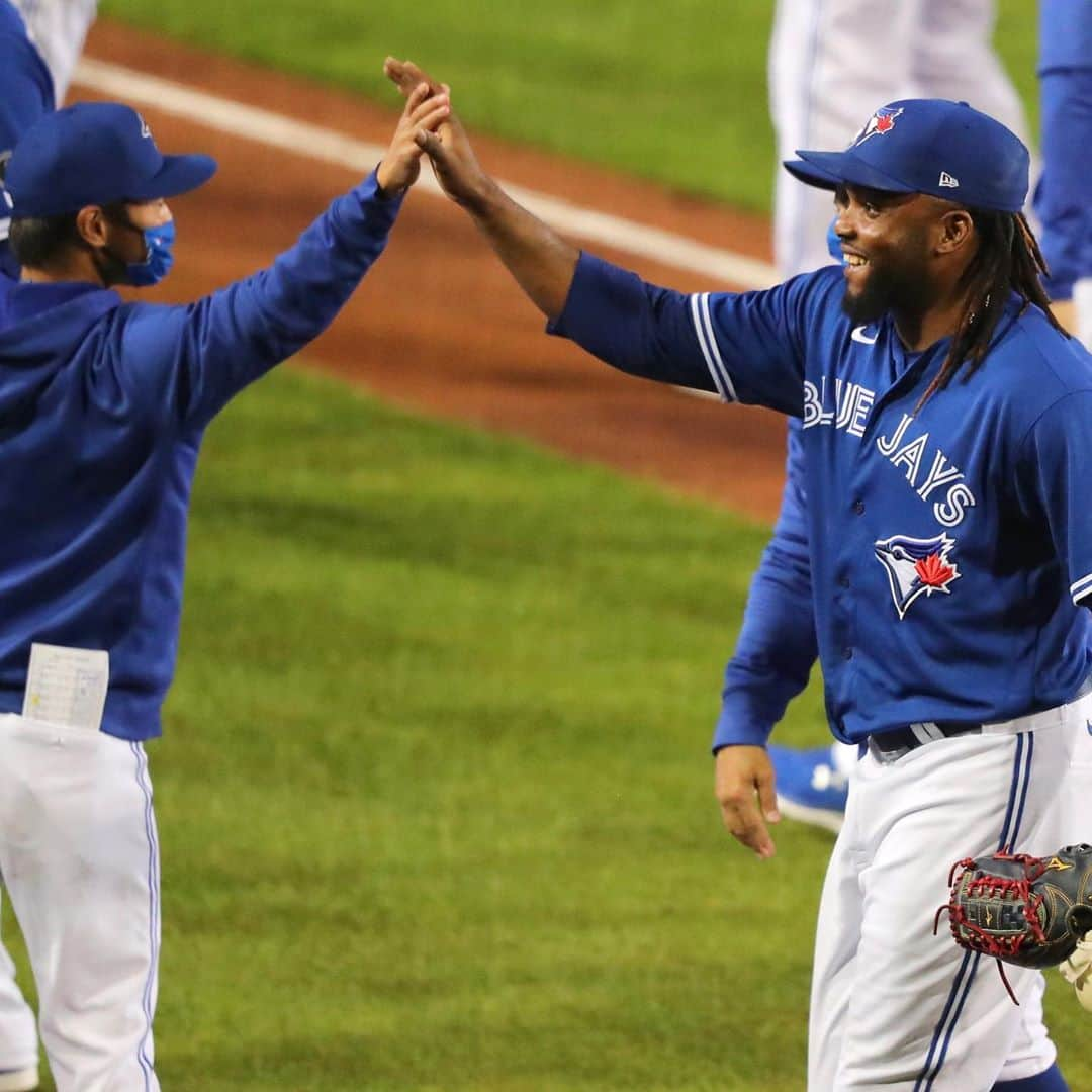 トロント・ブルージェイズさんのインスタグラム写真 - (トロント・ブルージェイズInstagram)「How special was last night? 🙌 Give us your (air) 🖐 emojis! #WeAreBlueJays」9月25日 22時29分 - bluejays