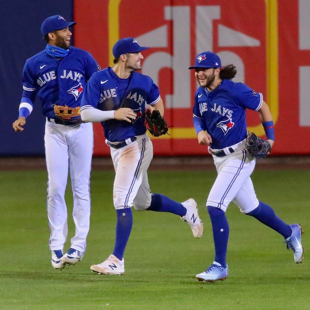 トロント・ブルージェイズさんのインスタグラム写真 - (トロント・ブルージェイズInstagram)「How special was last night? 🙌 Give us your (air) 🖐 emojis! #WeAreBlueJays」9月25日 22時29分 - bluejays