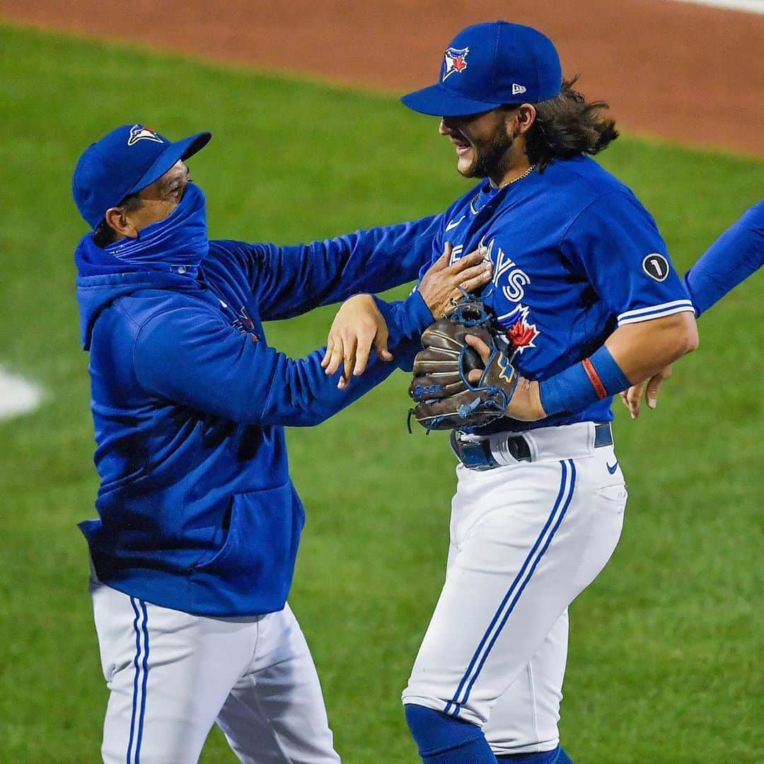 トロント・ブルージェイズさんのインスタグラム写真 - (トロント・ブルージェイズInstagram)「How special was last night? 🙌 Give us your (air) 🖐 emojis! #WeAreBlueJays」9月25日 22時29分 - bluejays