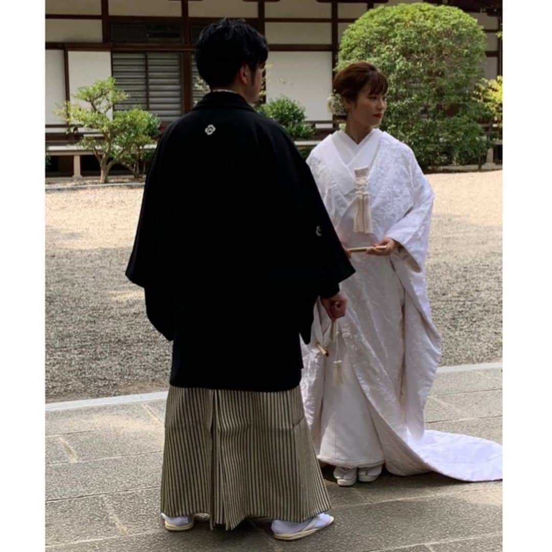 枝川結花さんのインスタグラム写真 - (枝川結花Instagram)「． 2020.9.20 大安⛩結婚式 徳島県鳴門市の大麻比古神社にて。 ． コロナ禍のご時世で、 家族のみの参列でしたが 秋晴れの素晴らしい1日となりました😊☀️ 今後ともどうぞよろしくお願い致します❗️ ． ５枚目は綿帽子。🤣 ． 最後の１枚は元カメラマンの、 撮られるよりも撮りたい旦那さんが 私を撮ってくれてるところ📸 ． 白無垢・綿帽子(洋髪)×羽織袴  #結婚式#神前式#大安#大麻比古神社 #ウェディング#白無垢#綿帽子#羽織袴 #徳島#鳴門市#富山#wedding#bridal #パワースポット 🤍🖤🤍🖤」9月25日 22時33分 - edagwyk84