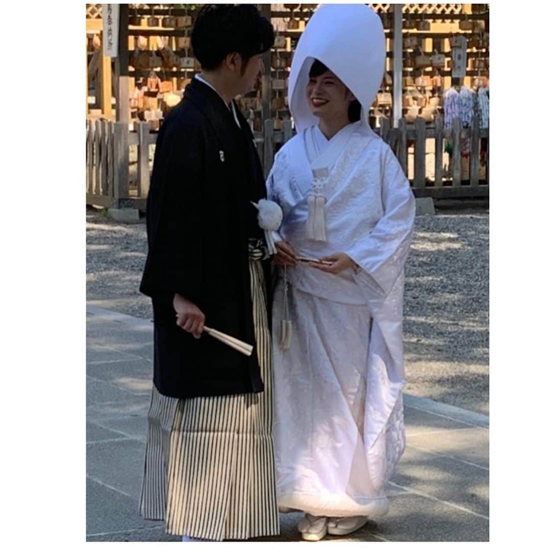 枝川結花さんのインスタグラム写真 - (枝川結花Instagram)「． 2020.9.20 大安⛩結婚式 徳島県鳴門市の大麻比古神社にて。 ． コロナ禍のご時世で、 家族のみの参列でしたが 秋晴れの素晴らしい1日となりました😊☀️ 今後ともどうぞよろしくお願い致します❗️ ． ５枚目は綿帽子。🤣 ． 最後の１枚は元カメラマンの、 撮られるよりも撮りたい旦那さんが 私を撮ってくれてるところ📸 ． 白無垢・綿帽子(洋髪)×羽織袴  #結婚式#神前式#大安#大麻比古神社 #ウェディング#白無垢#綿帽子#羽織袴 #徳島#鳴門市#富山#wedding#bridal #パワースポット 🤍🖤🤍🖤」9月25日 22時33分 - edagwyk84