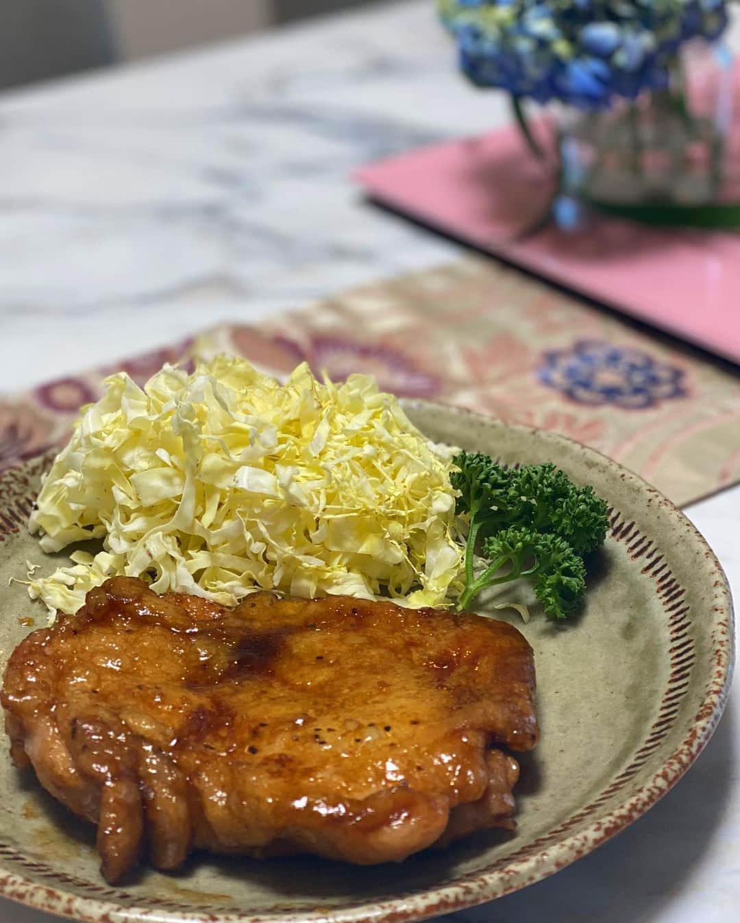 大石絵理のインスタグラム：「きなつ先生に習ったテリヤキチキンとパイタンスープ🍽トリニクがいちばんすきです🐣❤️ 照り焼きのタレが焦げやすいのでじっくりゆっくり焼きました🍁 スープは鶏肉につけた下味のお塩以外味付けは何もなしです！野菜はカブと白菜入れるのおすすめ🤤」