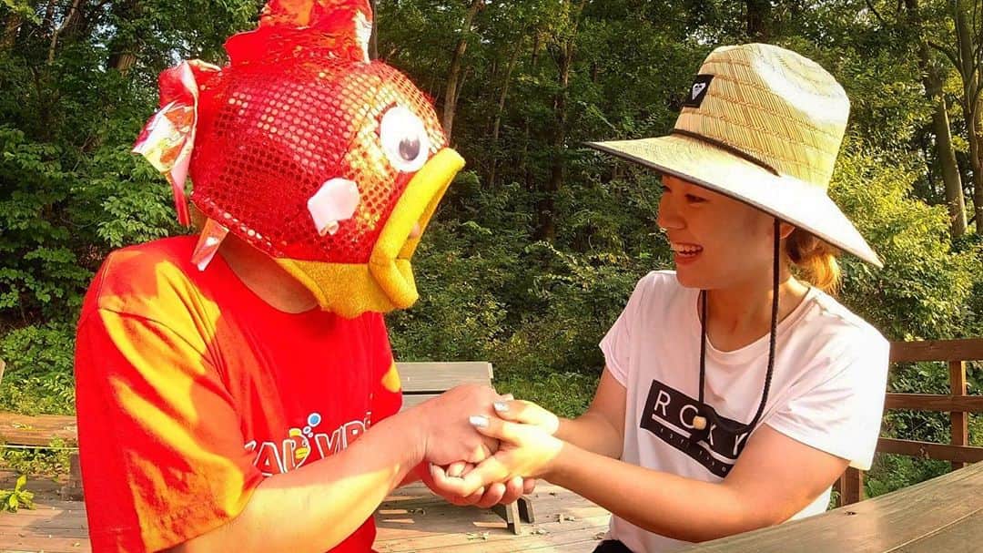 hoshinofumikaのインスタグラム：「半魚人の @akauo.vibes 🐟 あかうおくんが会いにきてくれたよ！🐟 スノーボードレッスンしました！笑 バイブス全開なスノーボード動画は @fumika_hoshino プロフィールから🎬✌️💓 私の動画の概要欄もチェックしてください🌼 本日から定期的に動画アップしていきます✏️ 約3週間、動画更新お待たせしていてごめんなさい😭💦 動画を楽しみに待ってくれている皆さんありがとう💓！ . . . #youtube #あかうお #akauovives #whostv #スノーボード　#スノボ初心者」