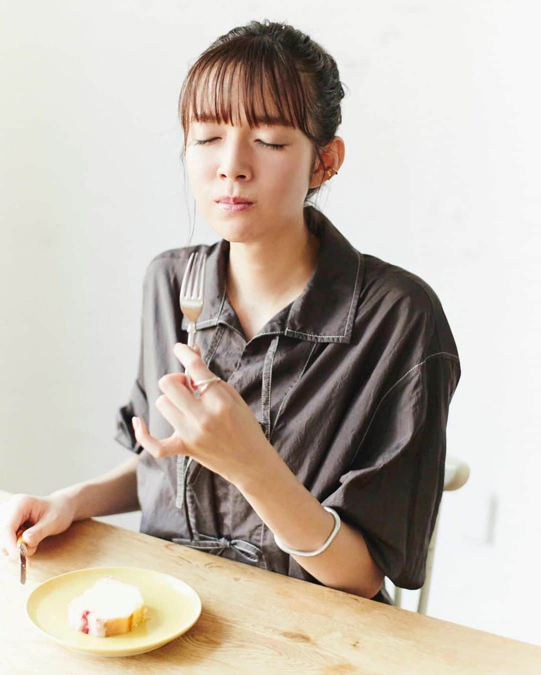 佐藤栞里さんのインスタグラム写真 - (佐藤栞里Instagram)「. MOREの連載企画、 "ちょっと食べてみ！？改め "ちょっと取り寄せて食べてみ！？" もうすぐ発売になる11月号では 山口県のお取り寄せを🐡 おうちだからこそ遠慮なくできる ふぐ刺しの豪快ぐるぐる食いや 衝撃的な美味しさのコーヒーなど🥛 出会えてよかったー！と思える ごはんがわんさかです🤲🏻 写真見てたらお腹すいてきちゃったなあ☺️ #ちょっと食べてみ！？ #ちょっと取り寄せて食べてみ！？」9月25日 22時41分 - satoshiori727