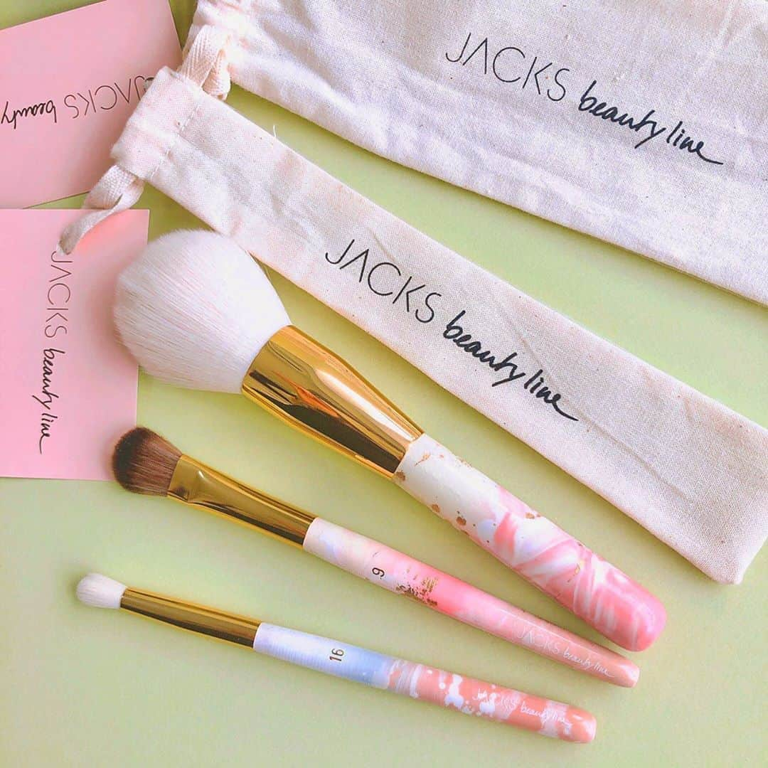 長井かおりさんのインスタグラム写真 - (長井かおりInstagram)「JACKS beauty line🎀﻿ とっても可愛いデザインの﻿ 人工毛のメイクブラシです💓﻿ ﻿ ﻿ 上から﻿ ♯18 ラージパウダーブラシ﻿ ♯9 ミニパウダーブラシ﻿ ♯16 アイブレンダーブラシ﻿ ﻿ ﻿ メイクツールも可愛いものを揃えたら、﻿ メイクの時間がもっともっと、﻿ 楽しくなりますね〜☺️﻿ お部屋に飾ってもいいかも🧡✨﻿ ﻿ ﻿ ﻿ ﻿ #ジャックスビューティーライン　﻿ #メイクブラシ　#JACKSbeautyline﻿ #筆　#ブラシ　#メイクブラシ　#可愛い﻿ #パウダーブラシ　#メイクツール　#メイク﻿ #アイシャドウブラシ　#パステルカラー﻿ #makeup　#makeuptool　#eyeshadowbrush﻿ #makeupbrush　#brush　#powderbrush﻿ #pastelcolor　#cute　#makeupartist」9月25日 22時42分 - kaorimake