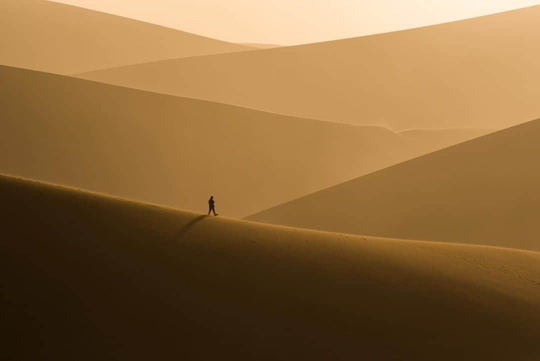 Michael Yamashitaさんのインスタグラム写真 - (Michael YamashitaInstagram)「Look familiar? If you’ve seen this year’s remake of Disney’s 1998 animated feature Mulan, you might recognize these Mingsha Shan sand dunes used as backdrops in the movie. Oddly enough most of the film was shot in New Zealand. #mingshashan  #gansu #taklamakandesert #mulan」9月25日 22時43分 - yamashitaphoto