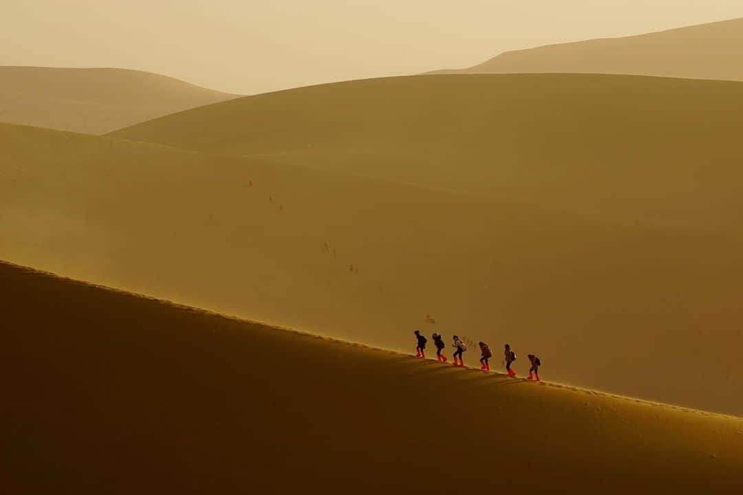 Michael Yamashitaさんのインスタグラム写真 - (Michael YamashitaInstagram)「Look familiar? If you’ve seen this year’s remake of Disney’s 1998 animated feature Mulan, you might recognize these Mingsha Shan sand dunes used as backdrops in the movie. Oddly enough most of the film was shot in New Zealand. #mingshashan  #gansu #taklamakandesert #mulan」9月25日 22時43分 - yamashitaphoto