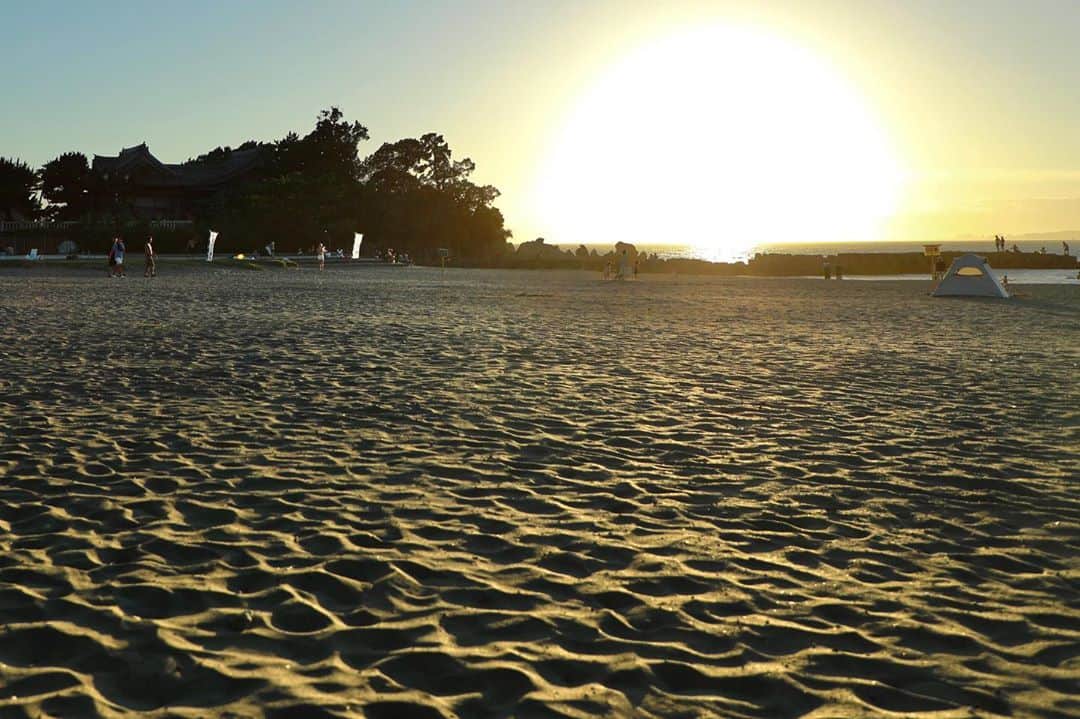 葉山町のインスタグラム：「- 砂浜の海面  #葉山歩き #葉山 #hayama #japan #森戸海岸 #砂浜 #砂紋 #夕日 #リモートトリップ #過去pic #Moritobeach  #sandybeach #sunset #風 が作った砂の #海面 歩きながら綺麗な夕日に #対面 #今日もおつかれさまでした #素敵な週末をお過ごしください」