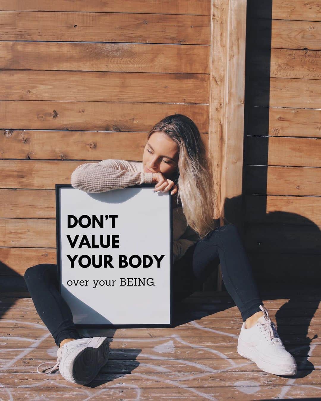 Kalyn Nicholsonのインスタグラム：「you are a human *being*. but you are living in the world during a time when media is being consumed and an all time high and societal norms and standards are subliminally setting your self-esteem not only through shows and superstars, but now influencers, algorithms and mindlessly consumed ads.  you live in a time when how your life looks and how your body looks is held with MUCH higher consideration than how you actually feel.  it's okay to go through physical, emotional and mental changes.  it's okay to not feel good in your skin sometimes. it's okay to feel like a radiant goddess anytime. it's okay to love yourself the way you are. it's okay to want to make healthier choices. it's okay to eat delicious treats and not put pressure on yourself to "work it off". it's okay to embrace being a goofy little girl, a vivacious young woman and a wise old lady all at the same time. it's okay to think thin is beautiful, big is beautiful, anywhere in-between is beautiful, curly is beautiful, straight is beautiful, bald is beautiful, black is beautiful, brown is beautiful, white is beautiful, she is beautiful, they are beautiful, you are beautiful.  & it's so important to value your body, but never more than your being.  I just uploaded a new fitness friday from a bad body image day I vlogged last month 🖤 link is in bio  be kind to yourselves!!」