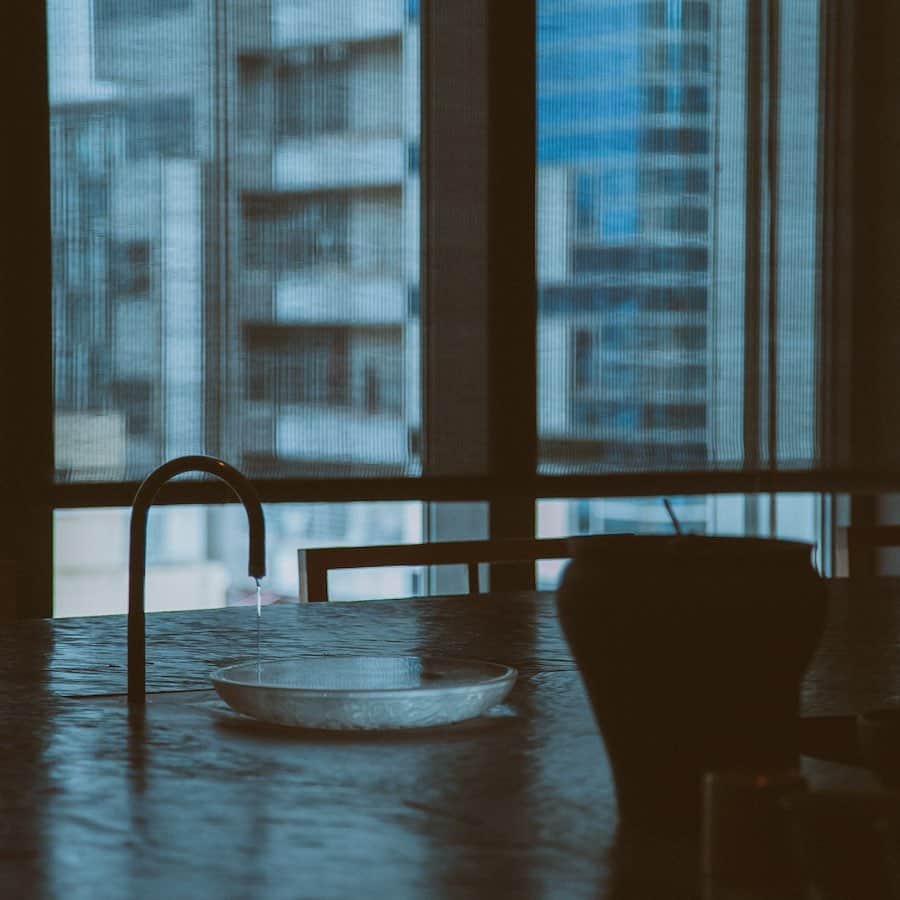 前田エマさんのインスタグラム写真 - (前田エマInstagram)「#前田エマの東京ぐるり  今回はスパイラルの中にある　#櫻井焙茶研究所 @sakurai_tea_shop へ🍵 その場で焙じていただくお茶と和菓子の贅沢な体験を是非、ご覧ください！ ストーリーにもあっぷしております。 @mamekurogouchi のドレス」9月25日 22時57分 - emma_maeda