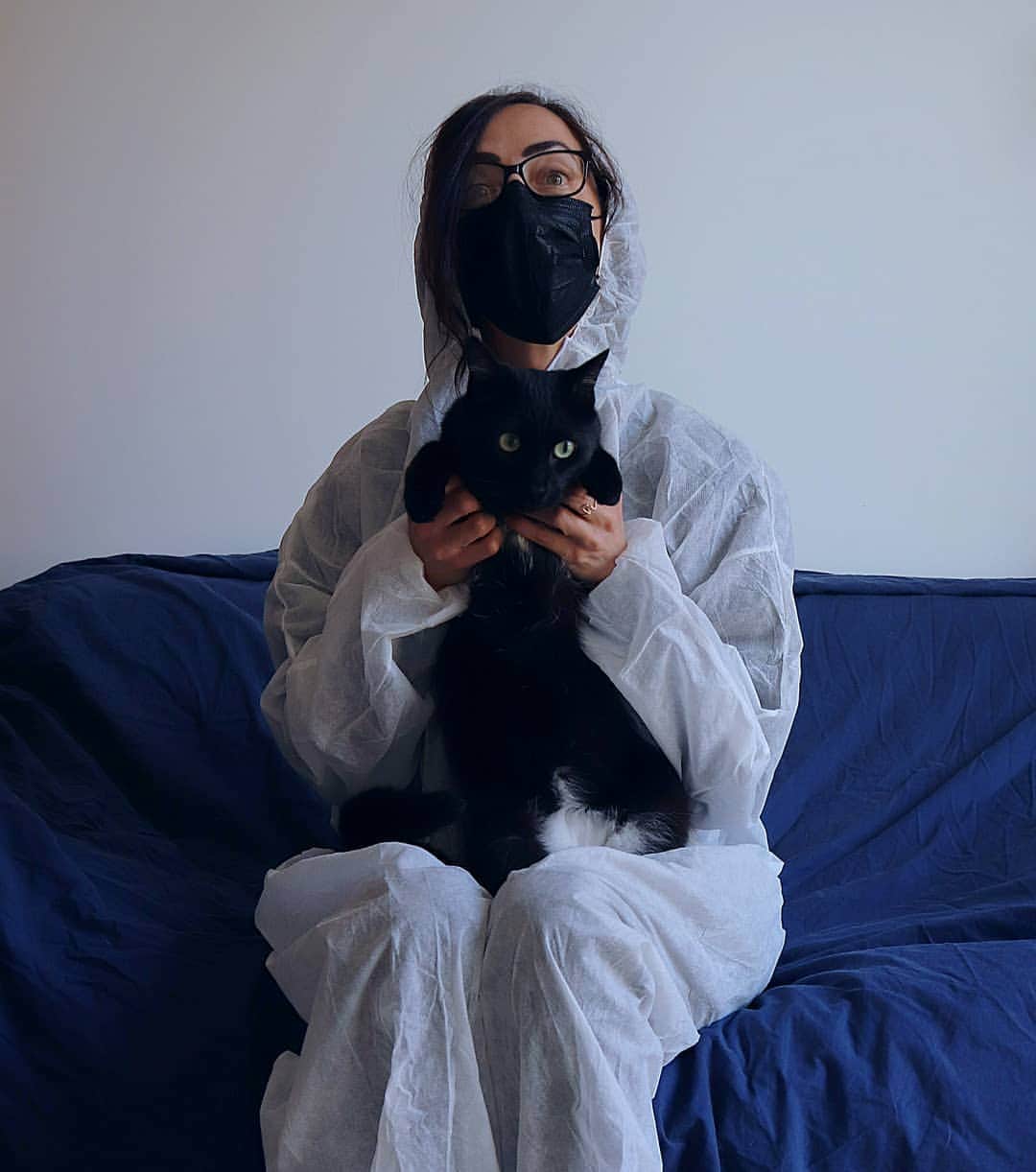 Homer Le Miaou & Nugget La Nugさんのインスタグラム写真 - (Homer Le Miaou & Nugget La NugInstagram)「It's been long since our last corona report so here it is. But, first, this is me a few weeks ago, casually visiting Tiny covid style!😻😷🙄 #GottaDoWhatYouGottaCovidDo Soooooo: Things were going better since the lockdown was over. Basic rules, social distancing and masks were in place and the government was counting on people's awareness and empathy to apply these and make the virus go away. "People's awareness and empathy" you're laughing already, right?🙄 So summer arrived and everybody was like "Enh let us live, it's the holidays woohoo!!!" not wearing masks, , forgetting social distancing, thinking they were smarter and ooooof course, we are now very near (if not fully in) the second wave!😶 The number of cases have exploded to more than 10000 everyday. 😱 There are 2/3h lines in all places that are doing tests for covid. The results are taking around 4/7 days so some labs were scamming people, asking them 100€ for 24h results.😡 We are starting to lack the basic products to create these tests so it's gonna be fun in a few weeks!😬 The hospitals are alarming everyone that they already don't have enough beds in the ICU. They are thinking to postpone all surgeries to have the ressources to take care of the new daily cases.😮 So the government has decided to shut down all bars ans restaurants in some big cities in the South of France and to make them shut down at 22h (10xx) on the other régions. But we know it's just going to be a question of time before all the country does that anyway... 😓 They are strongly advising us to have limited social interactions inside in family or between friends but with the bars closed i don't think it's going to work... We also should "avoir all dinner party". I swear that is a written rule/strong advice.🤦🏻‍♀️ The Prime Minister started talking about a new lockdown. With the disaster that all this situation is already, i'm not very hopefull for the month to come... We'll see!😕 The pandemic is not over because we're over it so please, stay safe friends, wear your masks and be careful! We'll get through this!!! 💪🏻😷💪🏻」9月25日 22時49分 - homer_le_chat