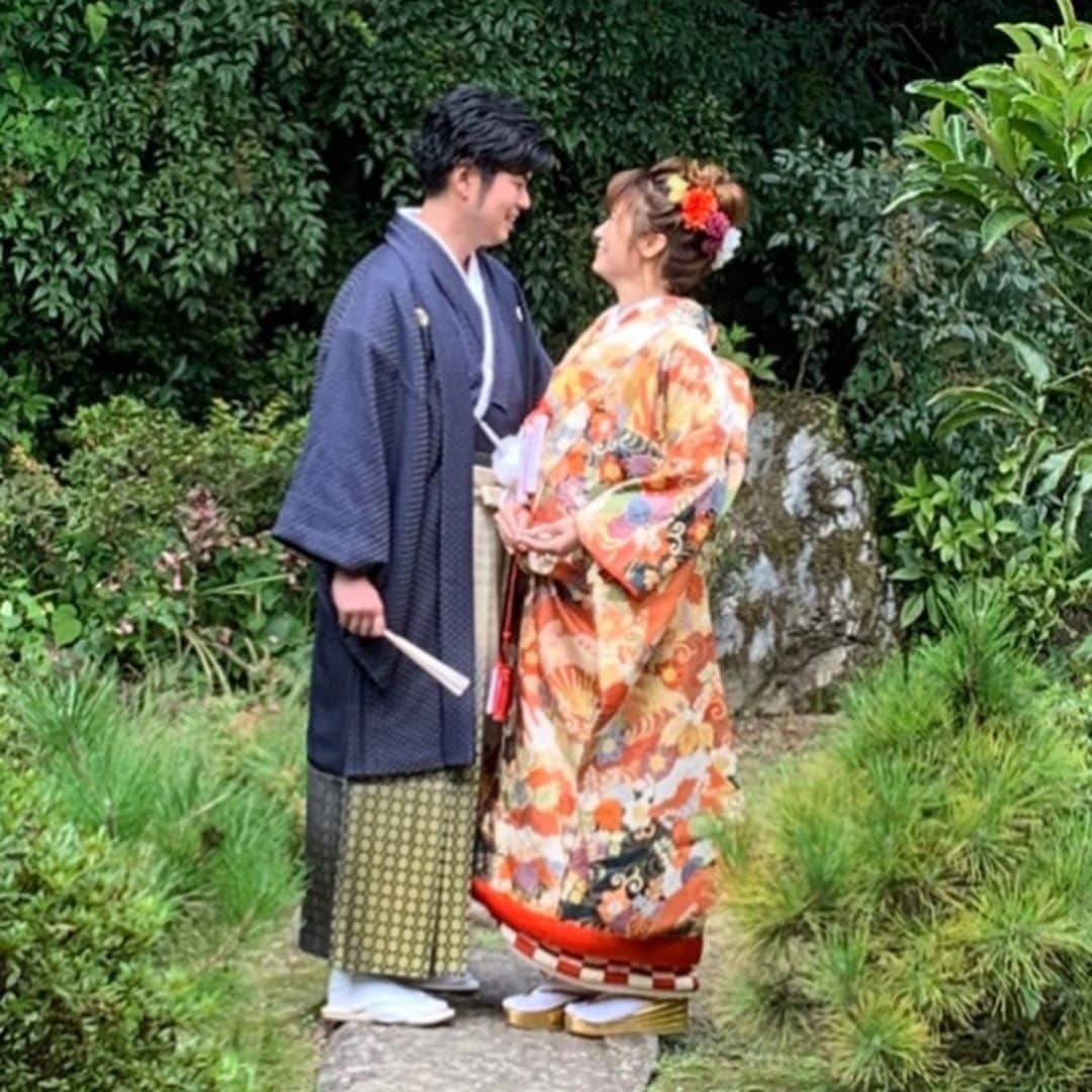 枝川結花のインスタグラム：「． 2020.9.21☀️後撮り撮影 徳島市瑞巌寺 ． 色打掛×羽織袴 格子柄掛下×羽織袴 ． ７枚目→色打掛個性的な柄がスキ🧡 ２枚目→掛下の格子柄もお気に入り ❤️🤍❤️🤍 ． #徳島#ニイミ写真舘#後撮り #色打掛#格子柄#掛下 #weddingphoto ．」