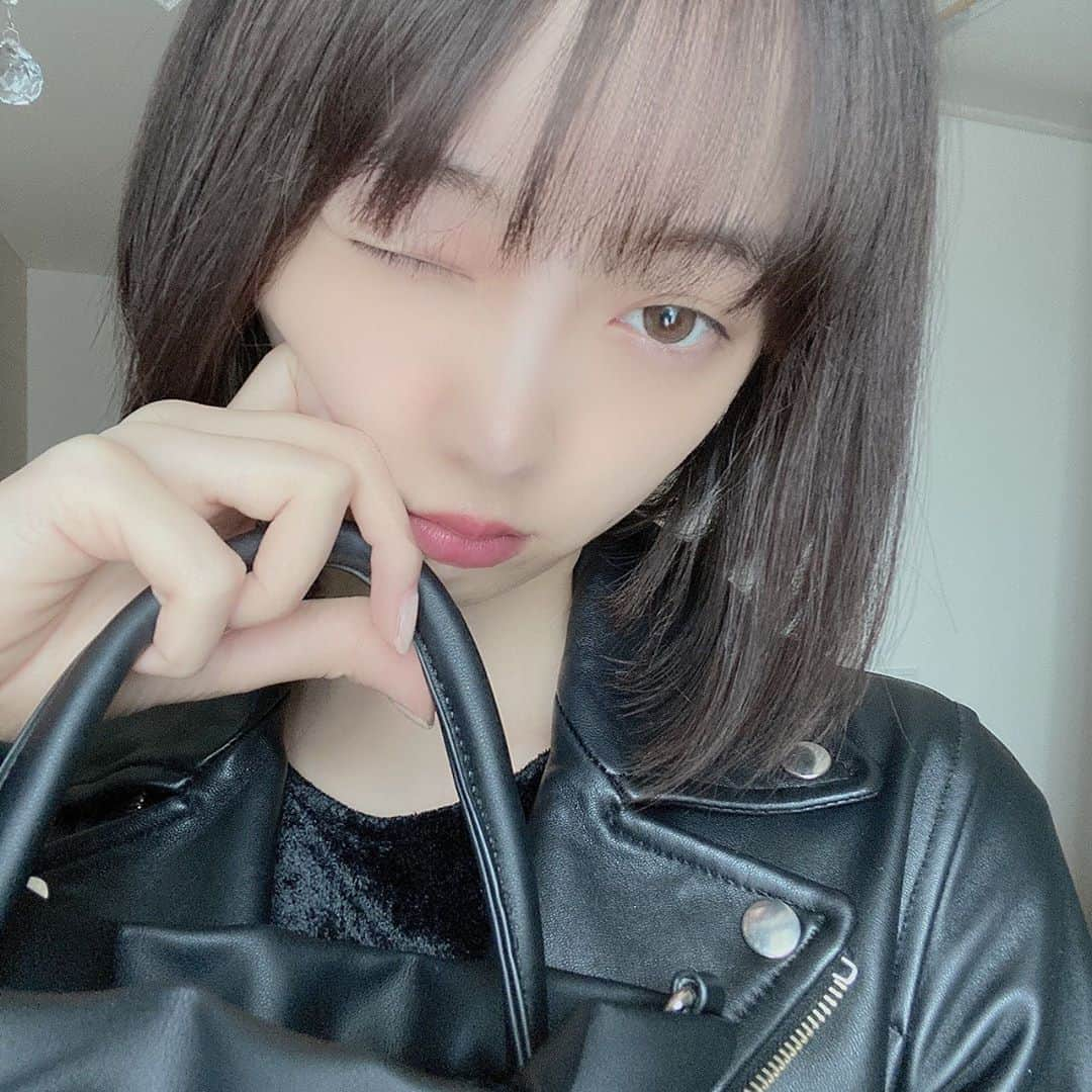 堀未央奈さんのインスタグラム写真 - (堀未央奈Instagram)「．  black code  jaket... @stylings_official  onepiece…パリの古着屋さんで 買ったもの bag...？  靴は数年大切に履いている 革のショートブーツ🍂  すっぴんですが口紅だけ 塗っちゃってます💄💄 @tomfordbeauty  リップバーム04  #mionafashion #乃木坂46 #堀未央奈」9月25日 14時02分 - horimiona_official