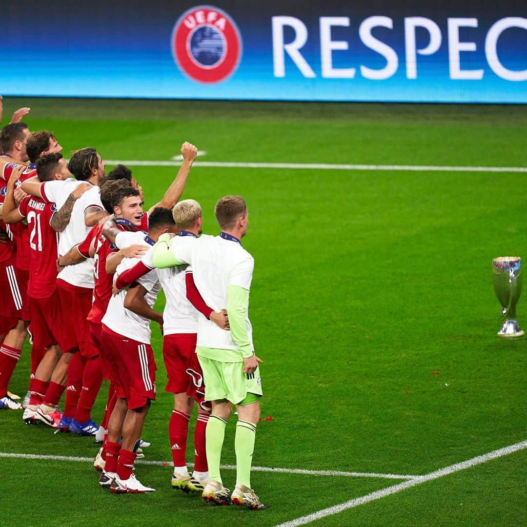 レオン・ゴレツカさんのインスタグラム写真 - (レオン・ゴレツカInstagram)「Good morning, Quadruple-Winners! 🏆🏆🏆🏆@fcbayern @championsleague」9月25日 14時02分 - leon_goretzka