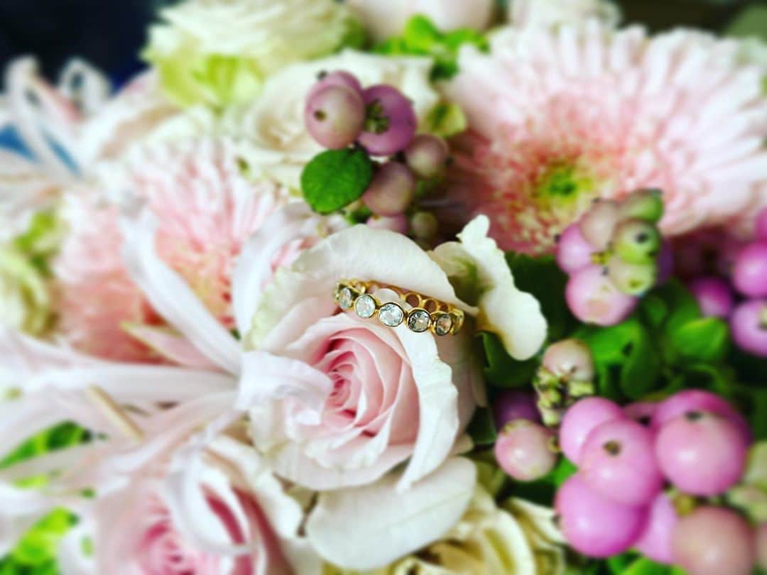 のインスタグラム：「@stellarhollywood  素敵なお花と🎁が届きました✨☺︎ 癒しや浄化 あらゆる運気を転機してくれる グリーンアメジストのリング ぐるりと一周の可愛いさ💚 そして nameとメッセージ入りのゴルフボール✨ 無くさないように 上達してから使わせていただきます😆 ねぎちゃん いつも素敵なお心遣いありがとう☺︎ #stellarhollywood #ステラハリウッド  #thankyou」