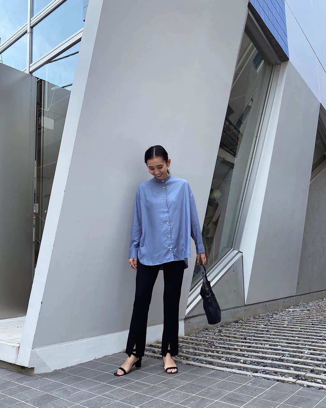のインスタグラム：「さわやかなスタイリングをしたくなって、軽井沢シャツを着てみたよ💙 . . . shirt / @f.karuizawashirt pants / milaowen shoes / pippichic bag / GUCCI . シャツはやわらかい生地で着心地がとってもいい🤗きちんと見えもするので、かっちりしたスタイリングも良さそう。 . リリーと泊まれるところやお散歩できる自然がある軽井沢は、空気もきれいで美味しいものもたくさんあるからまた行きたいな🐶 . . . . . @karuizawashirt_womens #コーデ部#コーデ日記#162cmコーデ#軽井沢シャツ#フレックスジャパン #karuizawashirt#シャツコーデ#シャツ#シンプルコーデ#pr」