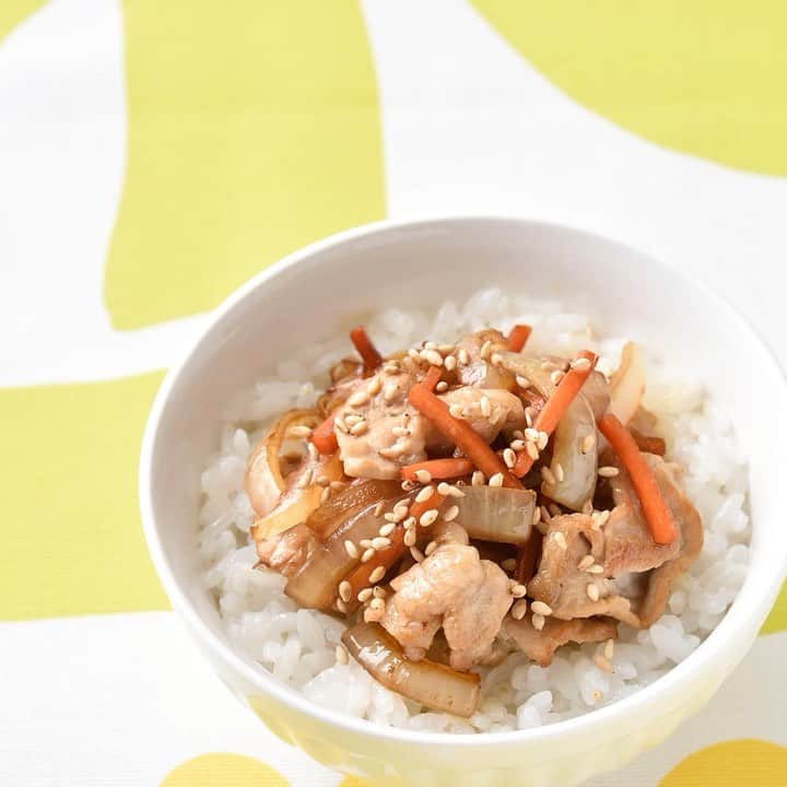 HAPIKU HAPIKU（ハピク）のインスタグラム：「★保育園給食のレシピ紹介★ ビタミンB1が豊富な豚肉を食べやすく丼で【豚丼】 最後に白いりごまを散らすことで、ごまの風味が口の中に広がって味のポイントに。 調味料は、幼児用なので酒の比率を砂糖、しょうゆと同じにします。 この比率を覚えておくと、幼児食作りに便利ですよ。 また、酒やみりんのアルコール分が飛ぶように、火をよく通すことも忘れずに。 ============================= 【特集】ほっかほか♪新米で作るごはんレシピ https://shoku.hapiku.com/recipe/osusume/189/ レシピなど詳細はプロフィールのリンクからもみることができるよ！ ============================== #HAPIKU #HAPIKUレシピ #保育園給食のHAPIKU #保育園給食メニュー #保育園給食レシピ #食育のHAPIKU #乳幼児の食情報 #乳幼児のごはん #幼児食レシピ #幼児食 #保育園 #保育園給食 #保育園おやつ #保育園弁当 #保育園栄養士 #食育 #子育て #こどもごはん #こどものおやつ #こどものいる暮らし #新米ママ #豚丼 #丼もの #どんぶり」