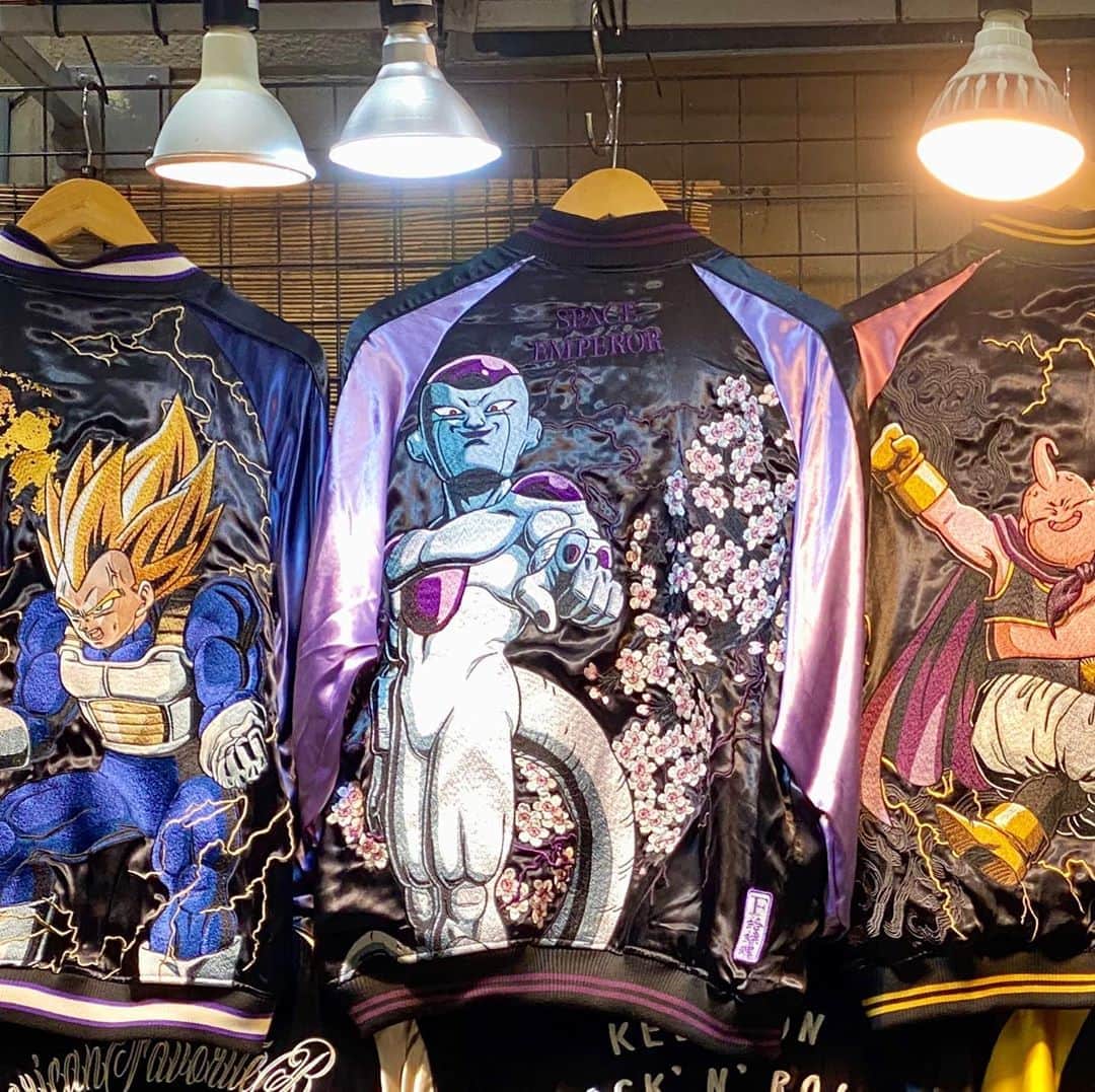 堀江淳のインスタグラム：「ドラゴンボールのスカジャン見つけた！(先日の京都寺町通にて) 着る勇気はもうない…かも💦 ＃ドラゴンボール  ＃スカジャン ＃京都寺町通 ＃メモリーグラス ＃堀江淳」