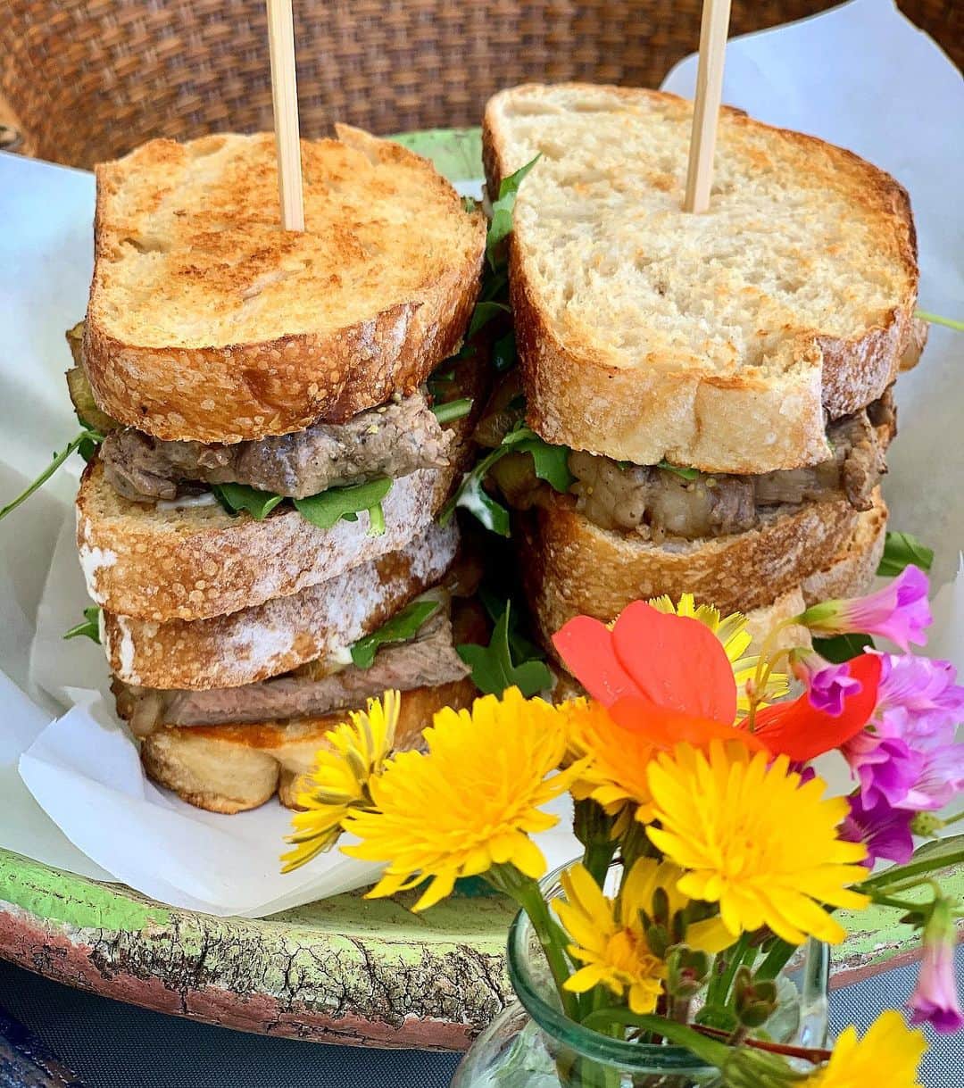 シャーニ・ヴィンソンのインスタグラム：「Nothing beats a steak sandwich on sourdough bread .. cooked with love by @kathryn.valentine_travels #fuelyourbody  🥩 🍞 🌼🌸🌺」