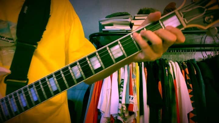 小野武正のインスタグラム：「Dm7 G7 C△7﻿ Gm7 C7 F△7﻿ ﻿ ツーファイブワンの宝石箱や!!!﻿ ﻿ この曲知ってる方は正直に手をあげましょう﻿ ﻿ monochrome / real﻿ ﻿ #わしつなぎ﻿ #real﻿ #一番好きな曲を世間的に知名度の低い曲にしてマウントとりたい勢と繋がりたい」