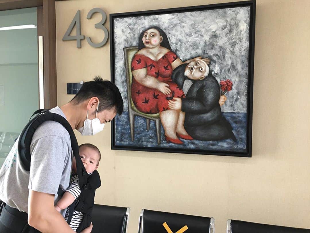 アキラ・コンチネンタル・フィーバーのインスタグラム：「インドネシアはジャカルタの小児科43階に世界の松本人志さんと渡辺直美さん似の絵がございました。一礼させて頂き、無事に4ヶ月検診を終えました。偶然にも娘の頭周りは43センチでした。 #rumahsakit  #松本人志　さん #渡辺直美　さん #インドネシア #naomiwatanabe  #hitoshimatsumoto」