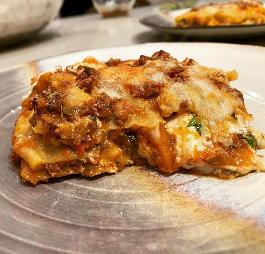 ジョン・レジェンドさんのインスタグラム写真 - (ジョン・レジェンドInstagram)「I made my first lasagna tonight. Bolognese recipe from Cravings 1 but with real pasta instead of zucchini.  It was 😊」9月25日 14時29分 - johnlegend