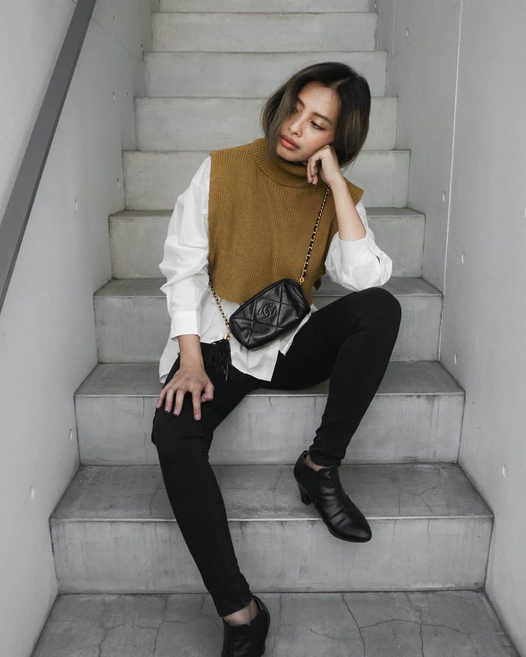島野ミキのインスタグラム：「・ ・ tops… @trifle_official bag… @laxus__official / #CHANEL ・ ・ #trifle_official#tops#knit#Autumn#code#coordinate#ootdfashion#fashion#ootd#fashion#ootd#アパレル #ファッションコーデ #トレンドコーデ #大人コーデ #大人カジュアル#今日のコーデ#お洒落さんと繋がりたい#ファッション#オシャレ#コーデ#シンプルコーデ #アパレル#サテン#AW#秋コーデ#秋服#ニットコーデ#ベストコーデ#autumnfashion#autumnstyle#autumncolors」