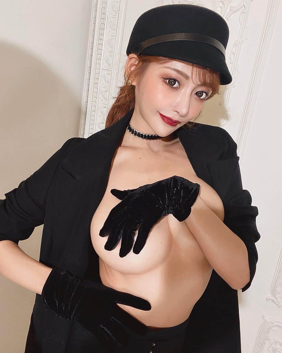 明日花キララのインスタグラム：「めちゃめちゃわかりにくいですが、 骨盤矯正の広告撮影してます！！👖 #手ブラ」