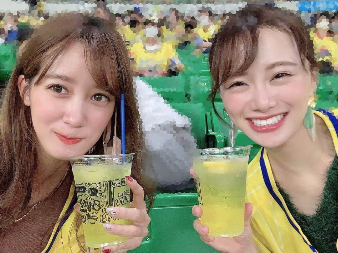 野形仁美のインスタグラム：「鷹の祭典行ってきました🦅💐 フォロワー様が マッキーグッズあげます！！ とわざわざくださったり😭💝 (自引きできる気がせんよ？🤢) 久しぶりに大好きなしおりと 沢山お話しできたり 久しぶりの父との観戦で 久しぶりに現地で猛打賞が観れたり とても楽しい時間でした😌🤍 #sbhawks #鷹の祭典」