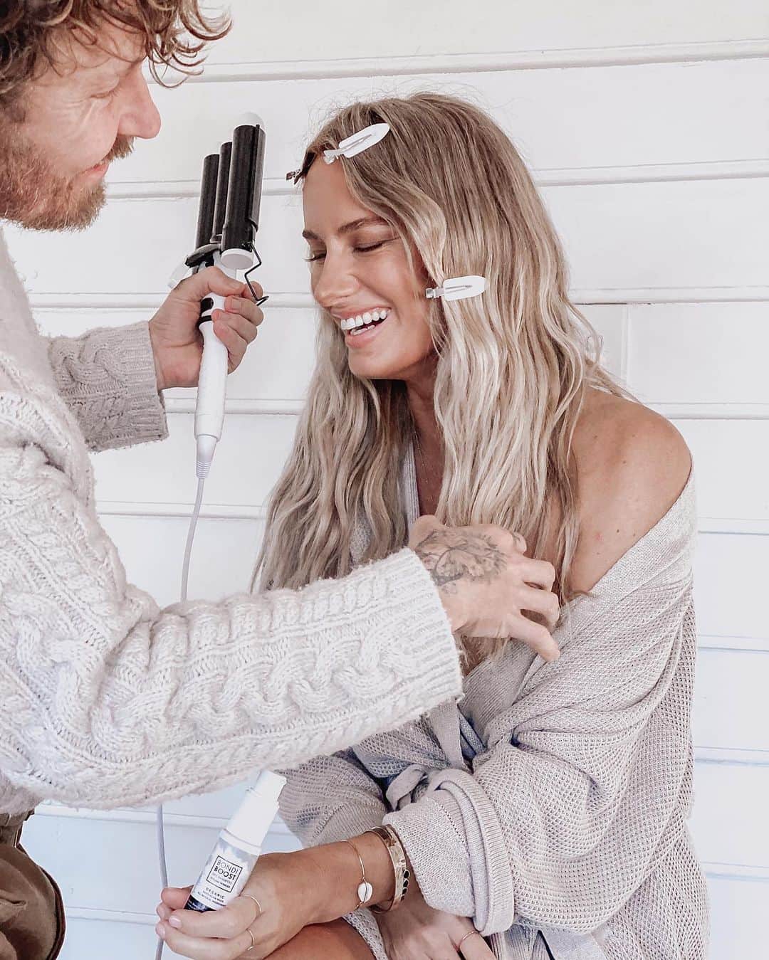 サマンサウィルスのインスタグラム：「Been on set all week working on a really big project and have been fortunate to have been able to sit in the chair of hair and makeup genius @maxmade. ⠀ ⠀ He let me in on tips and tricks on how to drive the ad. @bondiboost wave wand to get perfectly imperfect, beach hair....my insider information tips just posted on stories. xx  ⠀ 🐚⠀ ⠀ @BondiBoost  #BoostYourRoots  #BondiBoost」