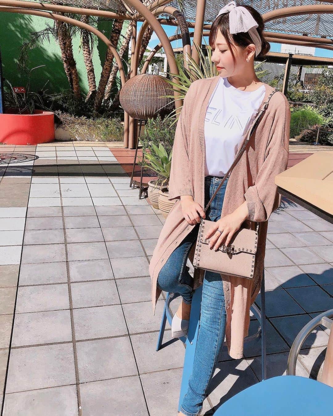 のインスタグラム：「急に肌寒くなったね🍁  ロングカーディガン @saisondepapillon_official  Tシャツ @peonycoco_   バッグ @maisonvalentino   #セゾンドパピヨン公式アンバサダー  #saisondepapillon #セゾンドパピヨン #公式アンバサダー #ambassador #ootd #fashion #ロングカーディガン #秋ファッション #秋コーデ #デニムコーデ #デニム #ヴァレンティノ #ヴァレンティノバッグ  #valentino #valentinobag  #tokyo #japan #peonycoco #peonycocoセレクト #カゴバック #パール #カラコン #カンナロゼ #kannaroze」