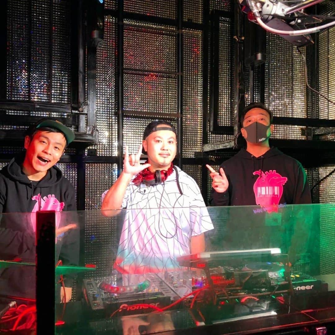 MAKKIのインスタグラム：「なんとあたくしサンテレビさんのバキバキ☆ビートに出演させて頂きます✨😌✨  バッキバキにアニソン愛をトークとDJプレーで表現させて頂きましたw  けんじ君とケリーさん若干！？ 引いてた！？かな！？  普段から仲良くさせて貰ってる皆様なので伸び伸びめーっちゃ楽しく収録させて頂きました☆  バキバキ☆ビートのブランニューTシャツ貰った～！！ デザイナーさんとも記念写真録らせて頂きました！  スタッフの皆様もみんな温かくて 本当に素敵な現場でしたー＼(^-^)／  OAの詳細は後日告知させて頂きますのでお楽しみに～☺️   #onedraft #バキバキビート #アニメ #アニソン #サンテレビ #dj #makki」