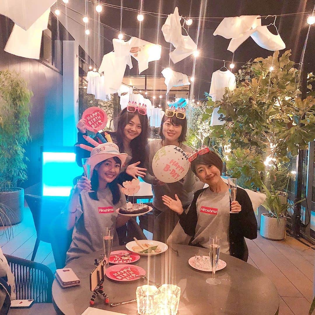 うえむらちかのインスタグラム：「人生初の誕生日カウントダウン🎉﻿ ﻿ コーディネートしてくれたのは﻿ 大好きな友達のちほちゃん ﻿ ケーキは住本明日香ちゃんの手作り🎂﻿ ﻿ プレゼントのリップは船越ゆきちゃんの絶対おちない口紅チョイスしてて💋﻿ ﻿ お揃いのHiroshimaTシャツも最高でした‼️🤣﻿ ﻿ ﻿ こんな楽しい誕生日を企画してくれて﻿ 本当にありがとう✨﻿ ここでは書けないエピソードトークも楽しすぎて笑﻿ 終始笑いの絶えない誕生日会でした🎊﻿ ﻿ 友達って本当にありがたいね😭✨﻿ 大好き過ぎて、言葉もありません✨﻿ ﻿ ﻿ #mybirthday﻿ #いつもありがとう﻿ #これからもよろしくね﻿ #みんな大好きだよ﻿ #Mybirthday」