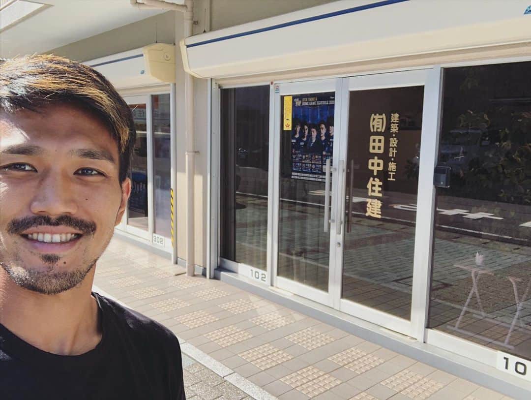 伊佐耕平のインスタグラム：「トリニータのポスター貼ってくれてるな〜って思って、調べてみたらCLUB PARTNERの田中住建様でした! たくさんの人に支えられて、サッカーが出来てるのを忘れちゃいかん! いつもありがとうございます!  #1人スポンサー様訪問 #感謝 #有限会社田中住建 #田中住建」