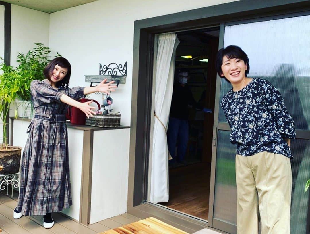 山口もえさんのインスタグラム写真 - (山口もえInstagram)「やさいの時間📺 次回はひとつのプランターで二色の小カブを育てます🥗 小カブには白、ピンク、赤や黄色と色々なものがあるようです❣️ 家庭菜園における長雨の時の肥料の与え方や台風のしのぎ方をタカさんから教えてもらいました💕 是非お楽しみに✨  やさいの時間📺 9月27日 Eテレ　8:00〜 10月1日 Eテレ  12:00〜  #やさいの時間#TV#小カブ #家庭菜園#プランター菜園 #深町貴子　さんと💕 #山口もえ #ただいま　😂😂😂 #だいすきな#撮影」9月25日 14時59分 - moe_yamaguchi0611