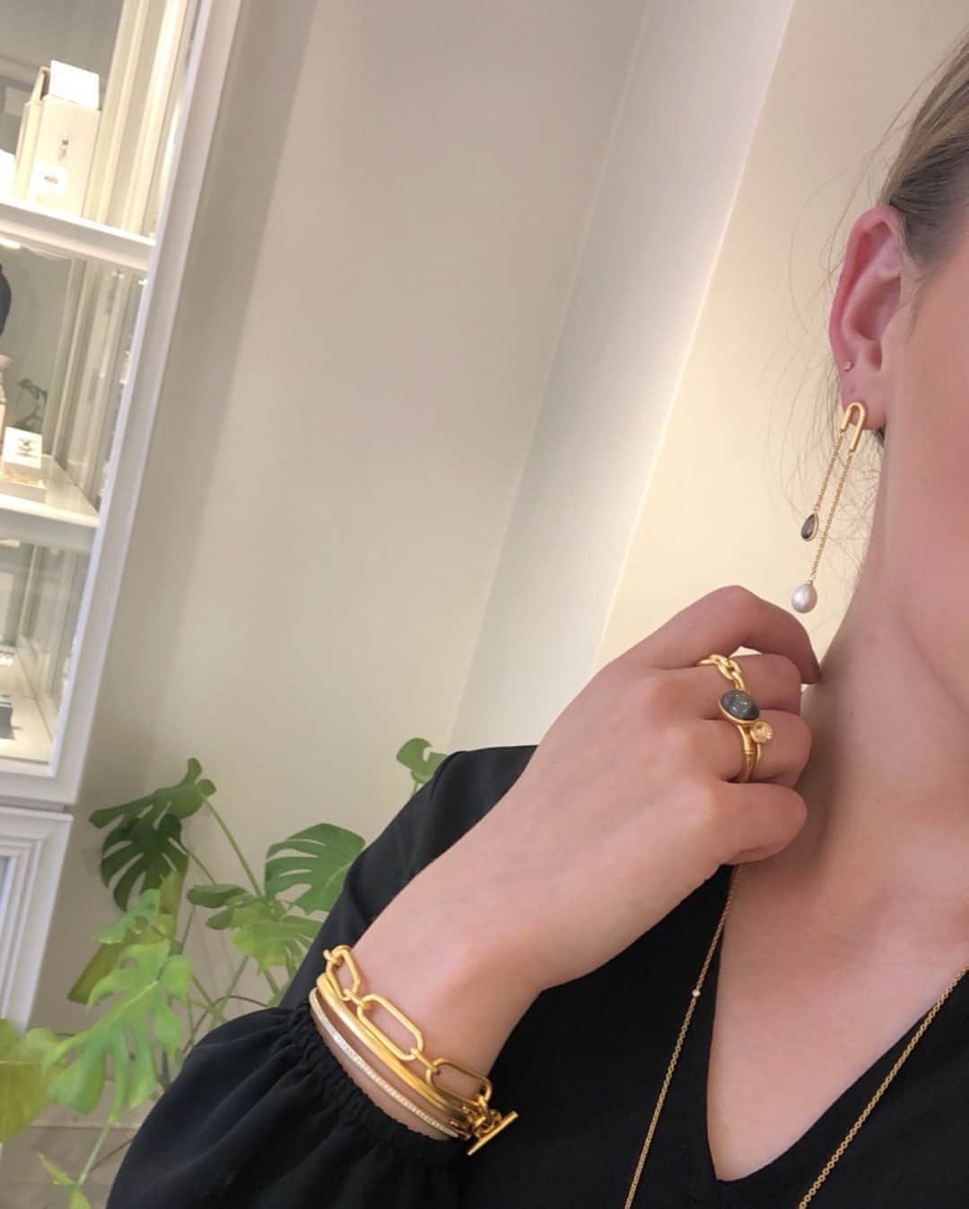 ジュリーサンドラゥさんのインスタグラム写真 - (ジュリーサンドラゥInstagram)「Golden pieces to brighten the day ✨⠀⠀⠀⠀⠀⠀⠀⠀⠀ ⠀⠀⠀⠀⠀⠀⠀⠀⠀ ⠀⠀⠀⠀⠀⠀⠀⠀⠀ #juliesandlau #juliesandlaujewelry #jewelry #pieces #styling #gold #look」9月25日 15時00分 - juliesandlau