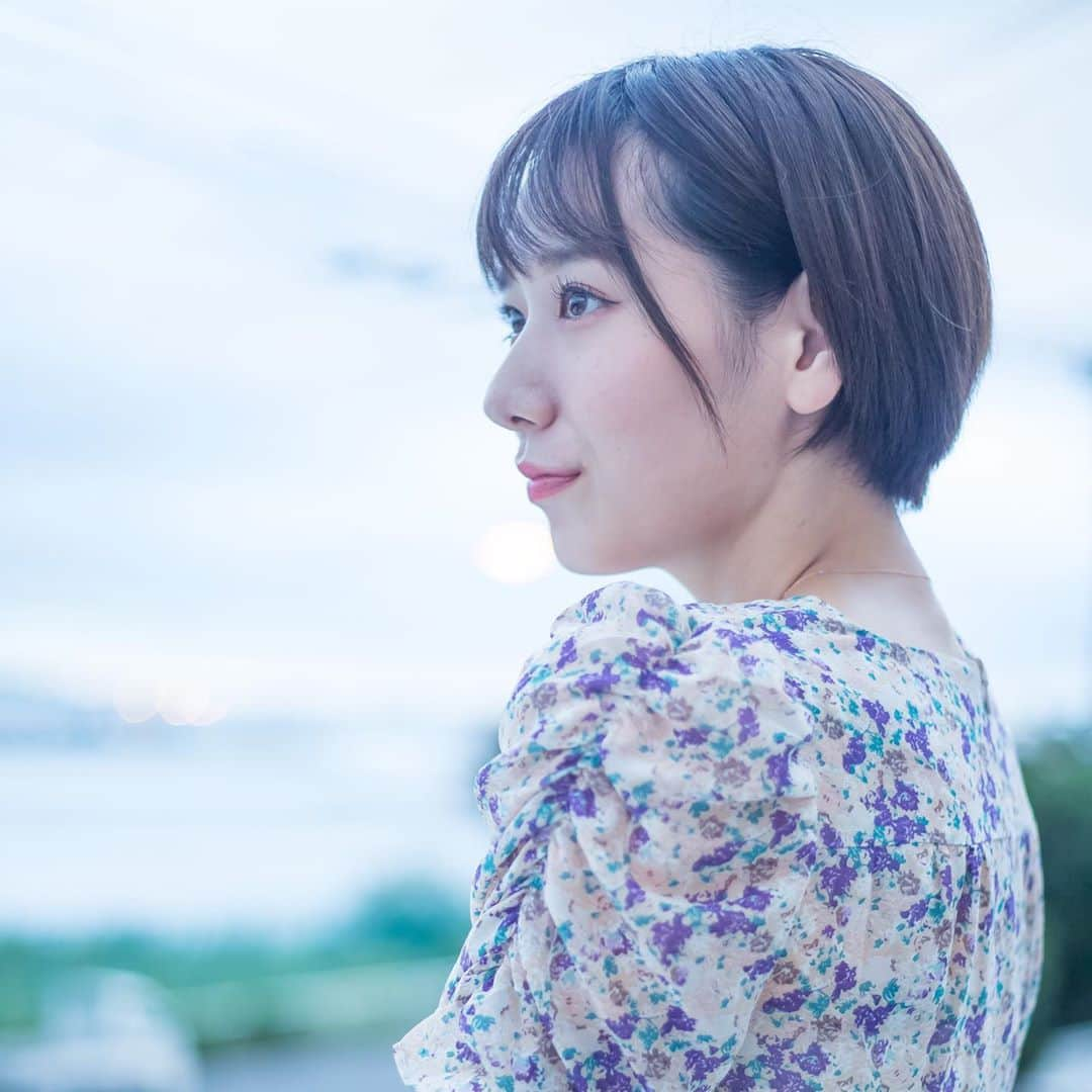 西村彩有里のインスタグラム：「必殺ストレートネック！！！ 撮影会で撮ってもらった写真です☻  次回は27日と30日に撮影会があって、30日の撮影会は平日というのもあってか1.2部空いてるので(17:30〜)、水曜休みの人とか、夜勤明けで行けるかも？！みたいな方いたら是非😂スタジオ可愛いから撮って欲しいな✨  #撮影会 #プリュ撮影会 #撮影会モデル #撮影データ #ショートヘア #ショートカット  #まつげパーマ #横顔最強説 #西村彩有里 #さゆりぃ #JAPANARIZM #アイドル」