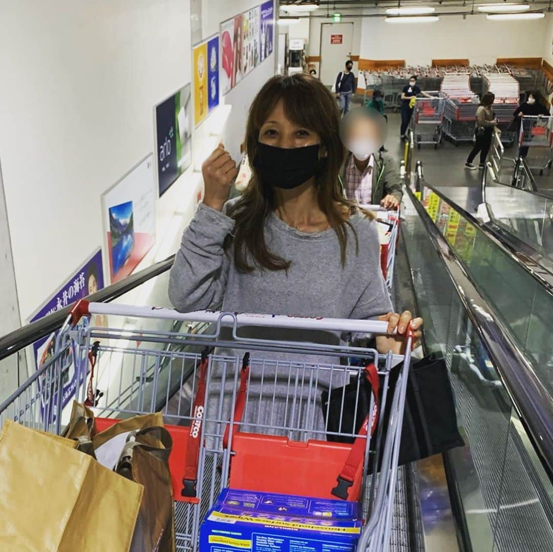 花田美恵子さんのインスタグラム写真 - (花田美恵子Instagram)「Costco に行きました🛒  ハワイでいつも子ども達とお買い物に行ってた頃を思い出しました😭  子育てって、この慌しい毎日が永遠に続くものと思っていましたが、いつの間にか台風が過ぎ去ったかの様に、気付いたら静かすぎる日常が物足りなく思えます...  #tokyostyle #costco #shopping #wholesale #コストコ #お買い物」9月25日 15時03分 - hawaiimieko