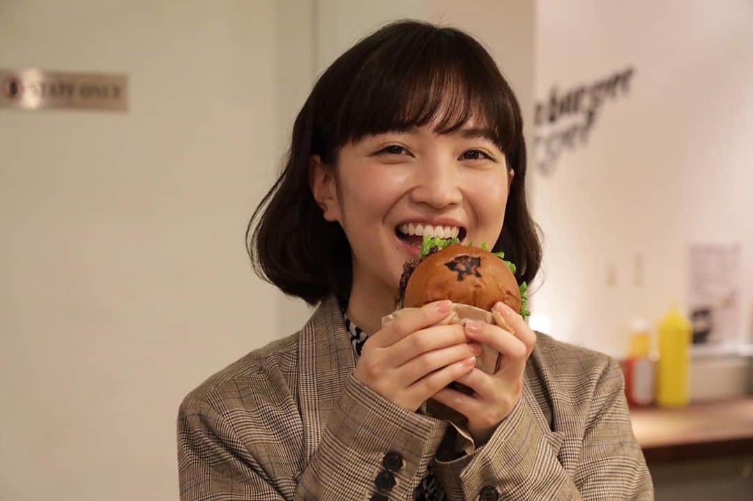 松本妃代のインスタグラム：「. ドラマ『女子グルメバーガー部』 今夜最終回です！ 最終話もまたまた美味しすぎるバーガーが登場します…🍔 最終話は深夜1時02分から さいごまでお見逃しなく！😊  #女子グルメバーガー部」