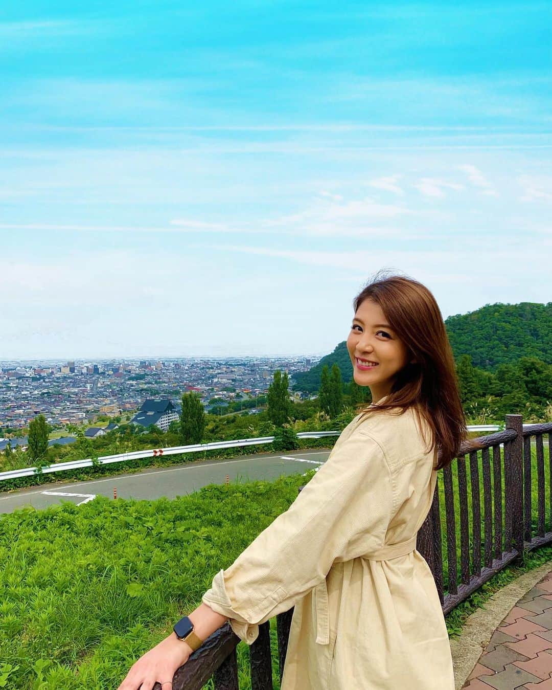 源崎トモエのインスタグラム：「旅行行くと、東京じゃ見れない景色が見れたり経験が出来るからほんと好き♡ もっと色んな所行ってみたいな🚗 . #山形 #山形観光 #山形旅行 #旅行好き #空気が美味しい  #景色最高 #秋だね #嬉しい」
