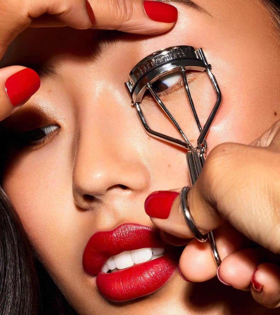 NINA PARKのインスタグラム：「Squeeze 🍋💄 @_bada_ _____________________________________________ #Photographer @natascha.lindemann II #Hands & #MakeUp by Me @ninaparkbeaute for @ballsaal_artist_mgmt used red Nailpolish 999, #Lipstick ‘Rouge Dior’ #999 by @diormakeup」
