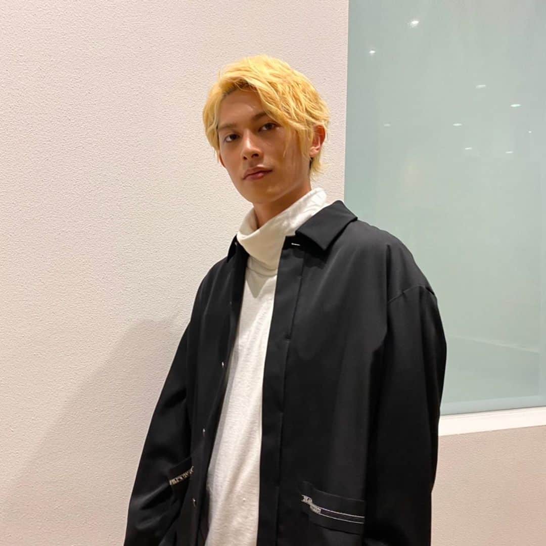 のインスタグラム：「生配信ご視聴ありがとうございました！舞台お楽しみに！今日の衣装。  #ROAD59 #ブシロード」