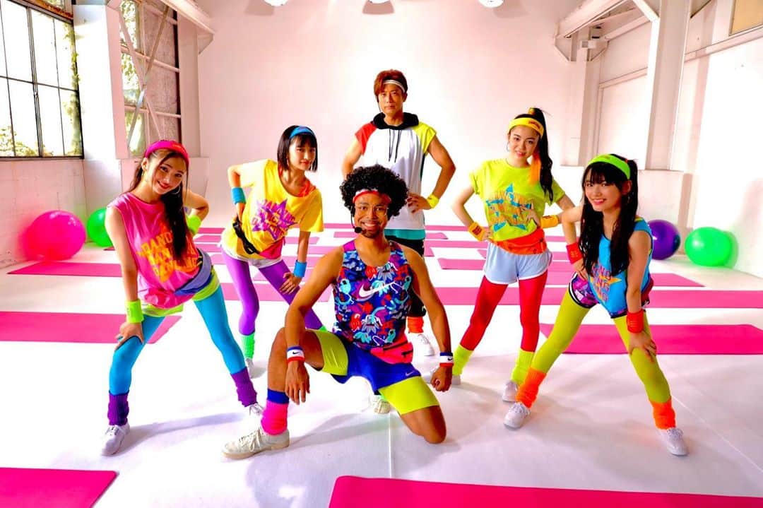 THE NINE WORLDSのインスタグラム：「九州朝日放送（本社福岡市、テレビ朝日系列）の情報番組「アサデス。ＫＢＣ」（月～金／６：００～８：００）では１０月１日から新たなプロジェクトをスタートする。  題して『アサダン』！コロナ禍の今、朝から元気に弾むダンスで１日をスタートさせてもらおうと、「アサデス。ＫＢＣ」内にて、毎朝エクササイズムービーをお届け。  出演するのは、小学生を中心に大人気のガールズ・パフォーマンスグループ「Girls² (ガールズ・ガールズ)」の九州出身メンバー鶴屋美咲、小川桜花、増田來亜、山口綺羅。  さらに、ダンスエクササイズインストラクターKEIJI（EXILE黒木啓司）とBobby（EXILE NESMITH）が、爽やかにそして熱くダンスをレクチャーする。  視聴者のエクササイズ動画も、専用フォームから、投稿することができ、その様子を後日、番組内にてピックアップして放送するという企画やGirls² (ガールズ・ガールズ) の公式Instagram（@girls2_official）とTik Tok（@girls20190625）では、ダンスチャレンジ企画も10月1日から実施する予定だ。また、恋愛成就ダンスのハッシュタグを付けての投稿も呼びかけている。  10月1日午前６時から放送の「アサデス。ＫＢＣ」是非、視聴いただき『アサダン』のテーマソング「弾心 〜ダンシン〜」で、朝から身体を動かして、心を弾ませダンスエクササイズで素敵な1日のスタートしてほしい。」