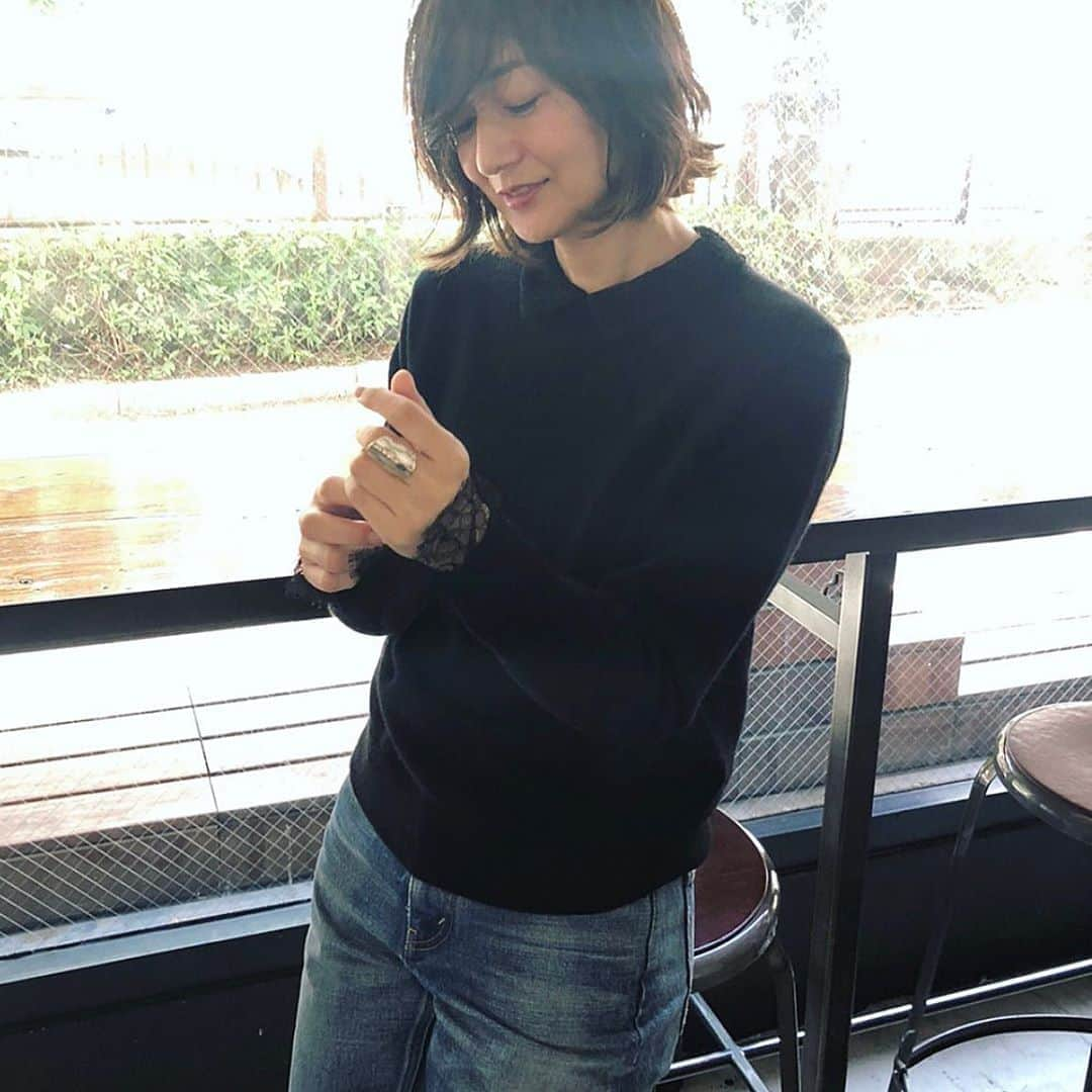 富岡佳子さんのインスタグラム写真 - (富岡佳子Instagram)「エクラ10月号　プライベートスタイル…ブラウスとニットをレイヤードしていました。 アイテムについてはスワイプ&タップしてみてくださいね！」9月25日 15時14分 - yoshikotomioka