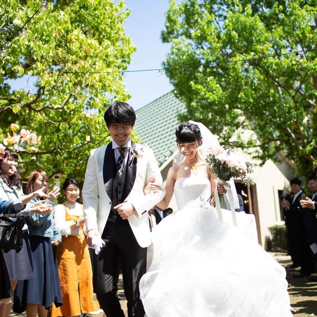 The Sally Garden（ザ サリィガーデン）さんのインスタグラム写真 - (The Sally Garden（ザ サリィガーデン）Instagram)「. . 挙式後 #チャペル を後にするお二人。 . . ヒラヒラと舞う花びらの中を 笑顔でくぐり抜ける様子は 幸せそのものです！ . . #フラワーシャワー . ・。*・。*・。*・。*・。*・。*・ . 🏠公式ホームページは @the_sally_garden のURLから💕 ☞http://sally-garden.jp/ . お気軽にお問い合わせ下さい！ . ． ・。*・。*・。*・。*・。*・。*・ サリィ"５大"おすすめPOINT👰♡ ・。*・。*・。*・。*・。*・。*・ . （１）完全貸切ウエディング🏠💕 . 鮮やかな緑と光が包む。 別荘に友人や家族を招くようにリラックスできる空間 . ┈┈┈┈┈┈┈┈┈┈┈┈┈┈┈┈┈┈┈ （２）360度ゲストを囲むガーデン挙式🌿 . 憧れのガーデン挙式と 人気のラスティックウェディングが叶う . ┈┈┈┈┈┈┈┈┈┈┈┈┈┈┈┈┈┈┈ （３）ゲストの喜びが鍵になる👰🤵✨ . ふたりの想いやイメージを汲み取り、 おもてなしのプロとしてチームサリィが 一丸となり理想のウエディングを創り上げます。 . ┈┈┈┈┈┈┈┈┈┈┈┈┈┈┈┈┈┈┈ （４）笑顔が広がる美食🍽💕 . 幅広い年齢層から支持される美食 お箸で年配ゲストも食べやすい気配りも。 . ┈┈┈┈┈┈┈┈┈┈┈┈┈┈┈┈┈┈┈ （５）アクセス🚘🌟 . 最寄り駅から5分!! 国道50号線付近にあり各方面から訪れやすい。 . ・。*・。*・。*・。*・。*・。*・ #ザサリィガーデン #栃木結婚式 #花嫁diyレポ #フォト婚 #写真 #家族婚 #ファミリー婚 #少人数婚 #少人数ウェディング #前撮り #オリジナルウェディング #プレ花嫁準備中 #親族婚 #プライベートウェディング #写真好きな人と繋がりたい #ガーデンウエディング #ナチュラルウエディング #gardenwedding #naturalwedding #プラコレ #Dressy花嫁 #ゼクシィ2020 #2020秋婚 #2020冬婚 #2021春婚 #2021夏婚」9月25日 15時14分 - the_sally_garden