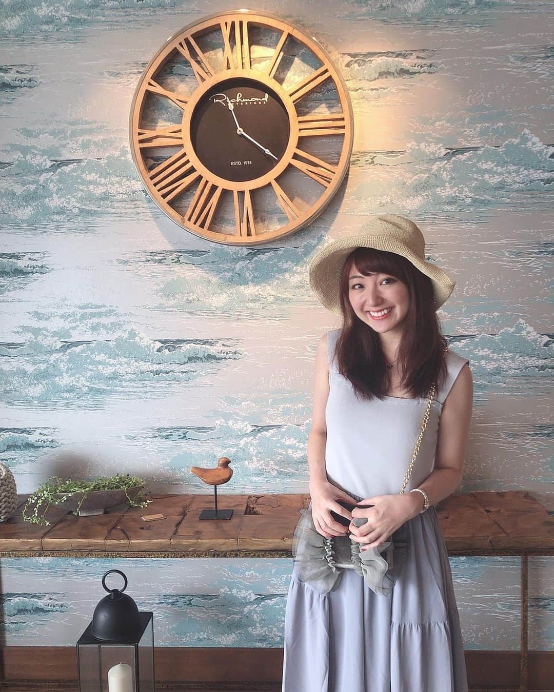 尻無浜冴美のインスタグラム：「もうすっかり秋ですね🍠🍂🍁🌰🎃🌾🍊🍐🍇 麦わら帽子にマキシワンピもまた1年後までお預けですね(•'-'•)ﾓｼﾞﾓｼﾞ 大磯プリンスホテルにかわいい写真スポットあった♪ 落ち着いた雰囲気でのんびりできたからまた行きたいな🥰 HELOYSEのちっこいリボン形のバッグお気に入り🎀💖  #大磯プリンスホテル  #大磯ロングビーチ #夏休みの思い出 #夏休み旅行  #旅行  #インフィニティプール  #プリンスホテル  #infinitypool #シュープリームララ  #supremelala  #ワンピース」