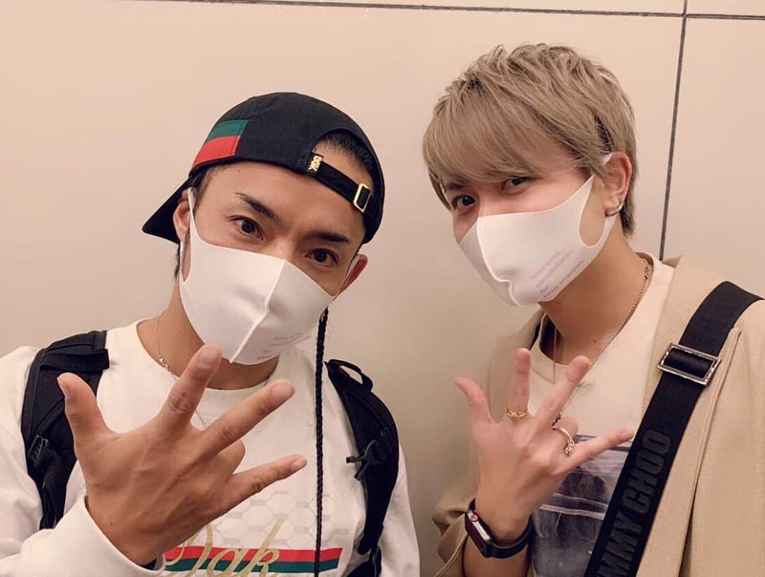 ジュンペイのインスタグラム：「. 昨日は久しぶりに元メンバーのHRKと . 今はHARUって名義で活動してるんかな . 多分、関西方面で「大堀治樹」って名前なら聞いた事ある人もおるかも . まぁ、俺の中ではHRKやけど . そんなHRKと久しぶりに語りました . 昔話から近況報告、未来の話など . あ、HRKからマスクもらた . 着け心地がかなり良きです . https://www.haruki-ohori.com . ここから買えるからもし良かったらぜひ . HRKのCDとかも買えるよー . 久しぶりに元メンバーと語って . 解散してしまったけど . やっぱ俺の中でKaleido Knightは永遠やし . 最高のユニットやったなー . て、改めて思った . It was a day filled with happiness✨ . #kaleidoknight #カレナイ #danceandvocal #ダンスアンドボーカル #地下メンズアイドル #大堀治樹 #元ジャニーズ #元関西ジャニーズjr」